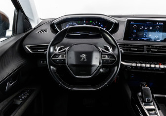 Подержанный автомобиль Peugeot 3008 2017 года (12 фото)