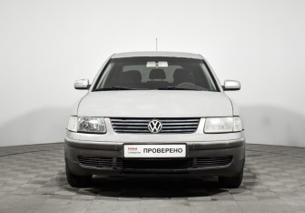 Подержанный автомобиль Volkswagen Passat Sedan 2000 года (2 фото)