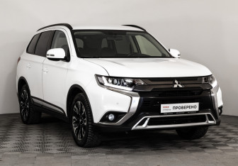 Подержанный автомобиль Mitsubishi Outlander 2021 года (3 фото)