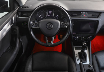 Подержанный автомобиль Skoda Octavia Liftback 2016 года (12 фото)