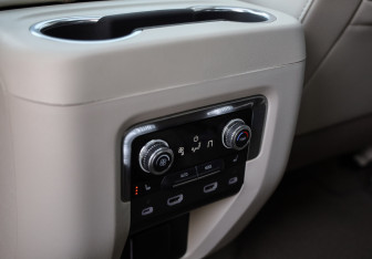 Подержанный автомобиль GMC Yukon 2022 года (20 фото)