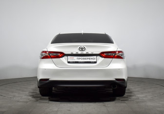 Подержанный автомобиль Toyota Camry Sedan 2018 года (6 фото)
