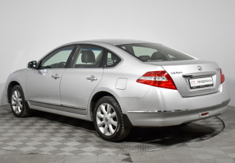 Подержанный автомобиль Nissan Teana 2010 года (7 фото)