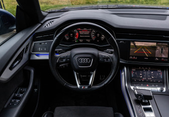Подержанный автомобиль Audi Q8 2021 года (10 фото)