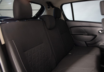 Подержанный автомобиль Renault Sandero 2015 года (12 фото)