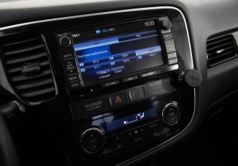 Подержанный автомобиль Mitsubishi Outlander 2015 года (14 фото)