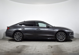 Подержанный автомобиль Hyundai Sonata 2021 года (4 фото)