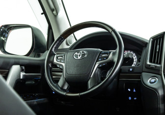 Подержанный автомобиль Toyota Land Cruiser Suv 2018 года (36 фото)