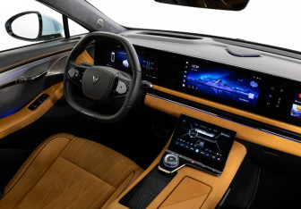 Подержанный автомобиль Voyah Passion 2023 года (17 фото)