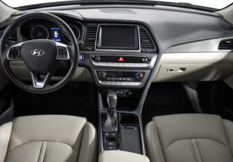 Подержанный автомобиль Hyundai Sonata 2018 года (15 фото)