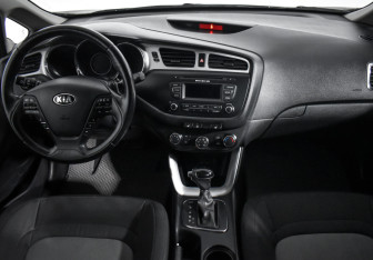 Подержанный автомобиль Kia Ceed Hatchback 2012 года (15 фото)