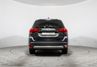 Подержанный автомобиль Mitsubishi Outlander 2017 года (6 фото)
