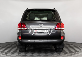Подержанный автомобиль Toyota Land Cruiser Suv 2008 года (6 фото)