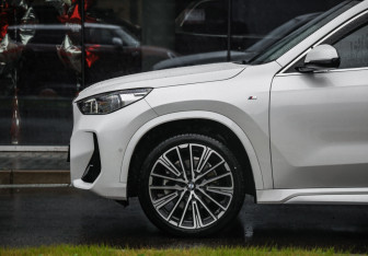 Подержанный автомобиль BMW X1 2024 года (10 фото)