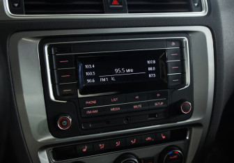 Подержанный автомобиль Volkswagen Jetta Sedan 2017 года (12 фото)