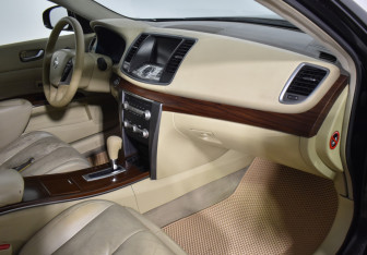 Подержанный автомобиль Nissan Teana 2011 года (12 фото)