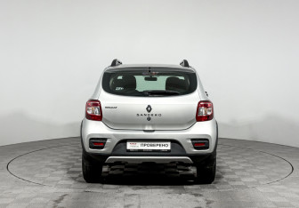 Подержанный автомобиль Renault Sandero 2018 года (6 фото)