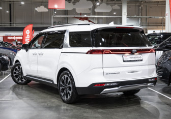 Подержанный автомобиль Kia Carnival 2021 года (12 фото)