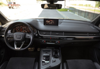 Подержанный автомобиль Audi Q7 2015 года (11 фото)