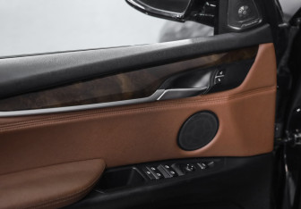 Подержанный автомобиль BMW X5 2013 года (23 фото)