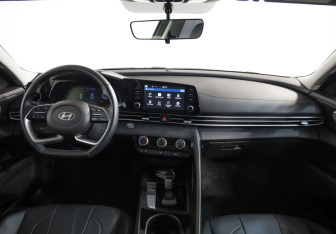 Подержанный автомобиль Hyundai Elantra Sedan 2023 года (9 фото)