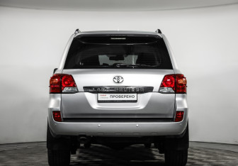 Подержанный автомобиль Toyota Land Cruiser Suv 2014 года (6 фото)