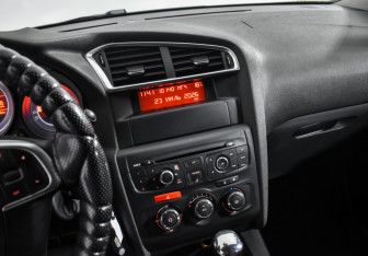 Подержанный автомобиль Citroen C4 Hatchback 2012 года (16 фото)