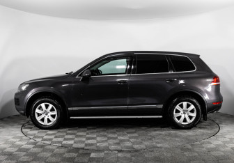 Подержанный автомобиль Volkswagen Touareg 2011 года (8 фото)