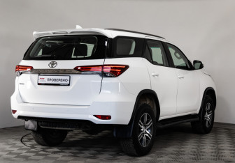 Подержанный автомобиль Toyota Fortuner 2019 года (5 фото)