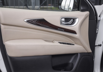 Подержанный автомобиль Infiniti QX60 2017 года (24 фото)