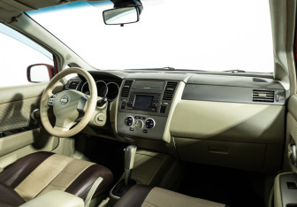 Подержанный автомобиль Nissan Tiida Hatchback 2011 года (9 фото)