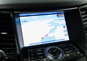 Подержанный автомобиль Infiniti QX70 2013 года (19 фото)