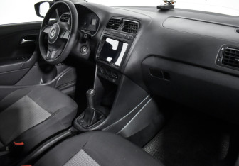 Подержанный автомобиль Volkswagen Polo Sedan 2011 года (13 фото)