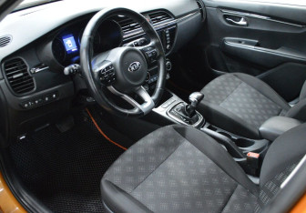 Подержанный автомобиль Kia Rio Sedan 2017 года (10 фото)