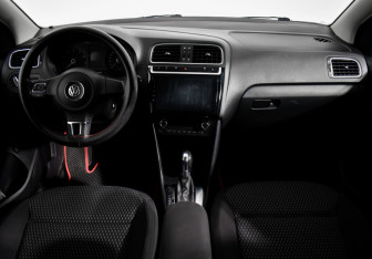 Подержанный автомобиль Volkswagen Polo Sedan 2013 года (13 фото)