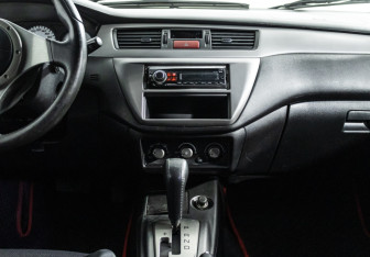 Подержанный автомобиль Mitsubishi Lancer Sedan 2006 года (14 фото)