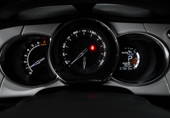 Подержанный автомобиль Citroen DS3 Hatchback 2013 года (17 фото)