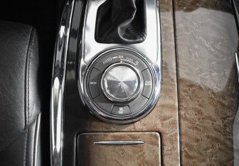 Подержанный автомобиль Infiniti QX56 2011 года (21 фото)