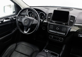 Подержанный автомобиль Mercedes-Benz GLE 2016 года (17 фото)