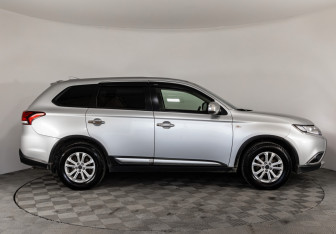 Подержанный автомобиль Mitsubishi Outlander 2017 года (4 фото)