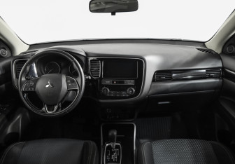 Подержанный автомобиль Mitsubishi Outlander 2019 года (10 фото)