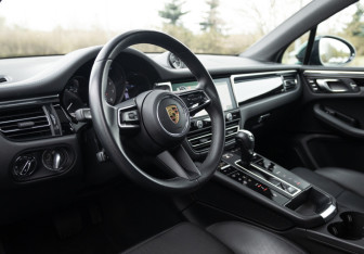 Подержанный автомобиль Porsche Macan 2021 года (24 фото)