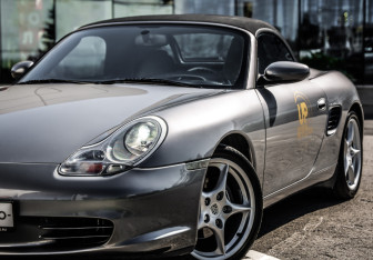 Подержанный автомобиль Porsche Boxster 2004 года (2 фото)