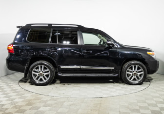 Подержанный автомобиль Toyota Land Cruiser Suv 2012 года (4 фото)