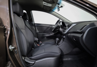 Подержанный автомобиль Hyundai Solaris Hatchback 2015 года (20 фото)