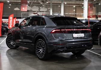 Подержанный автомобиль Audi Q8 2023 года (10 фото)