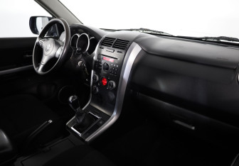 Подержанный автомобиль Suzuki Grand Vitara 2011 года (15 фото)