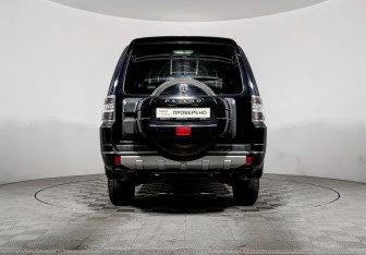 Подержанный автомобиль Mitsubishi Pajero 2011 года (6 фото)