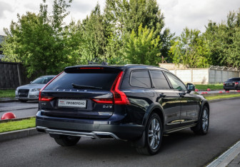 Подержанный автомобиль Volvo V90 Cross Country 2017 года (6 фото)