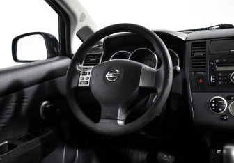 Подержанный автомобиль Nissan Tiida Hatchback 2010 года (15 фото)